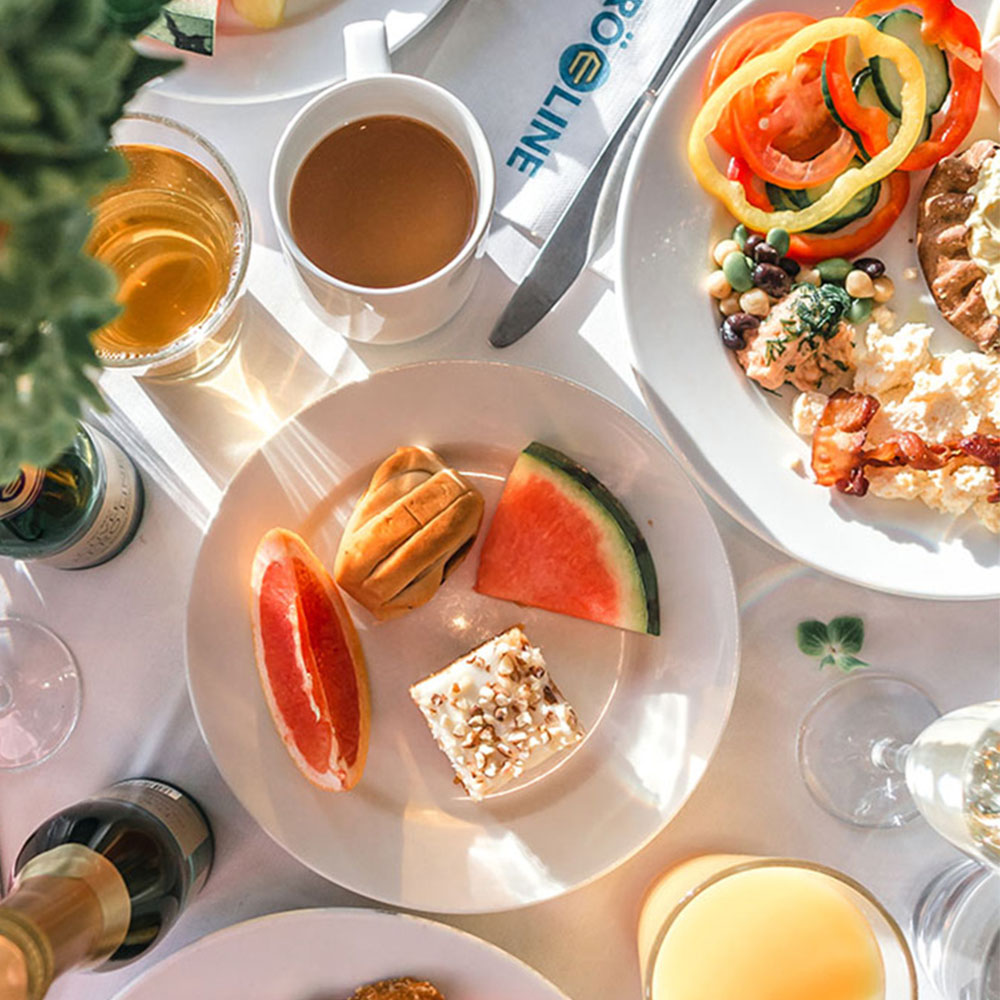 Suolaista ja makeaa sy&ouml;t&auml;v&auml;&auml; aseteltuna lautasille